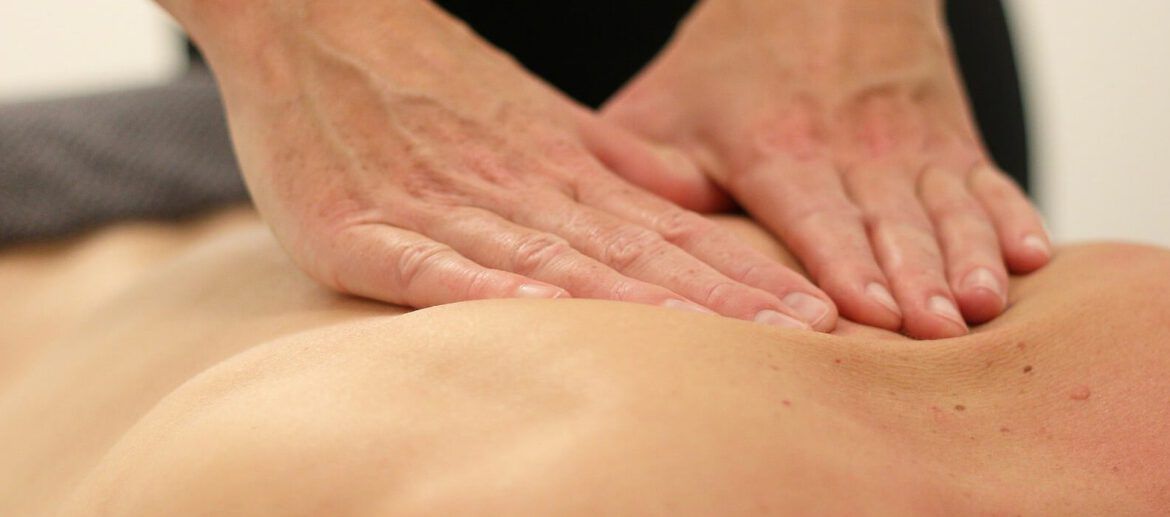Rebalancing-Massage arbeitet mit einer spezielle Tiefengewebsmassage der Faszien, Gelenklockerung und Energiearbeit
